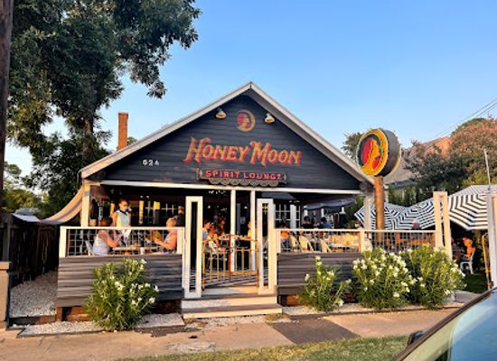 texas/central-texas/restaurant/honey-moon-spirit-lounge
