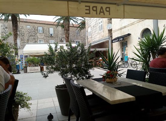 croatia/makarska/restaurant/pape