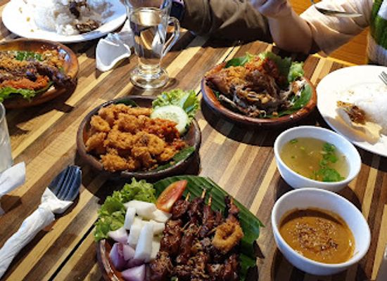 myanmar-burma/dry-zone/restaurant/d-penyetz