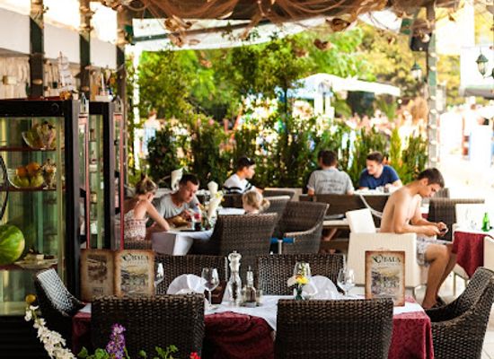 montenegro/budva/restaurant/obala
