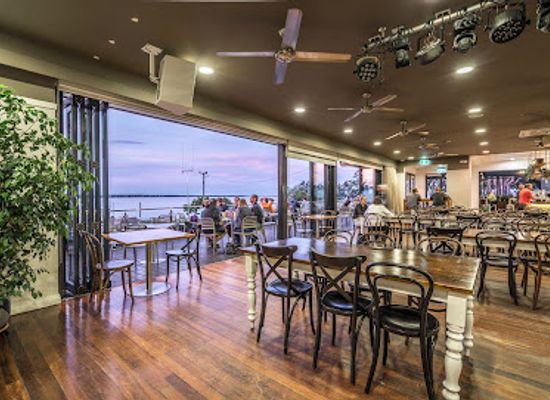 australia/jervis-bay/restaurant/huskisson-hotel