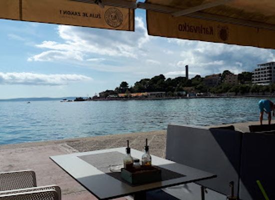 croatia/split/bacvice/restaurant/papa-s-true-american-bar