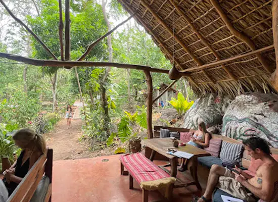 nicaragua/ometepe/restaurant/bustavo-food-bus