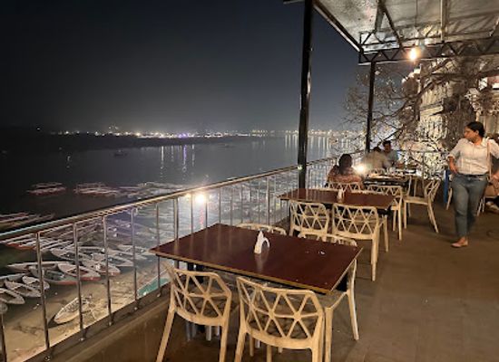 india/varanasi/dashashwamedh-ghat/restaurant/dolphin-restaurant
