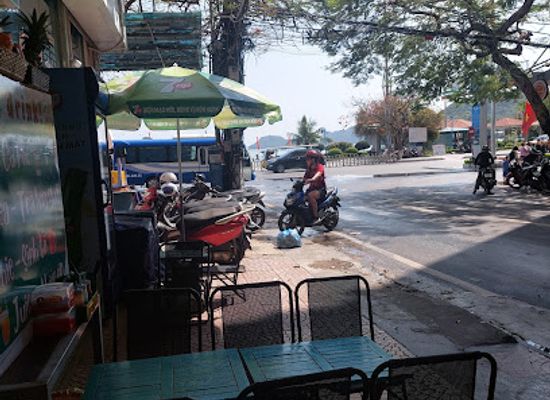 vietnam/cat-ba-island/restaurant/banh-mi-domik