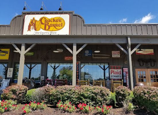 iowa/council-bluffs/restaurant/cracker-barrel-old-country-store