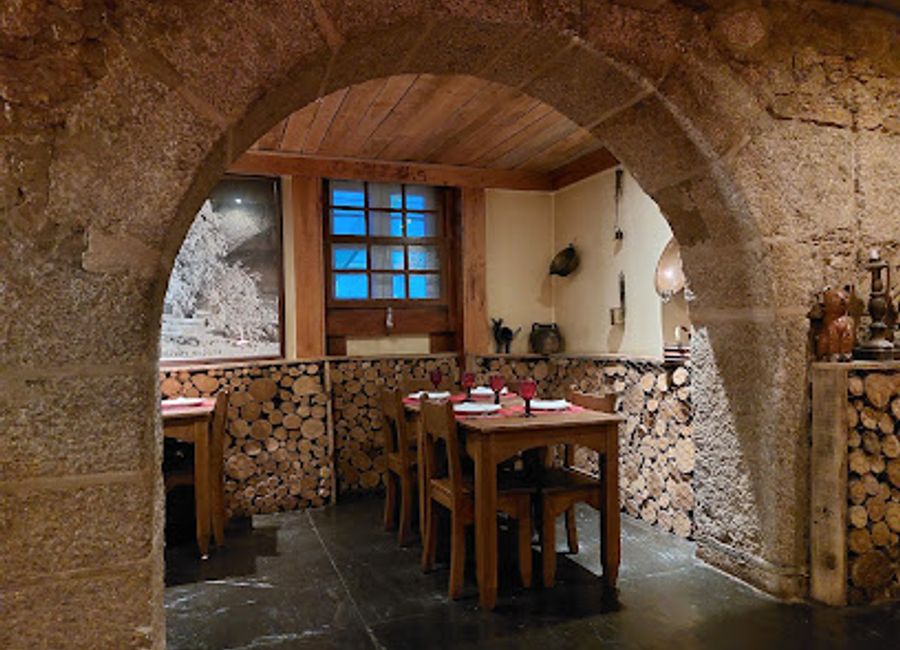 Indulge in an unforgettable medieval dining experience at Restaurante Medieval in Cortes do Meio, where history meets culinary excellence.