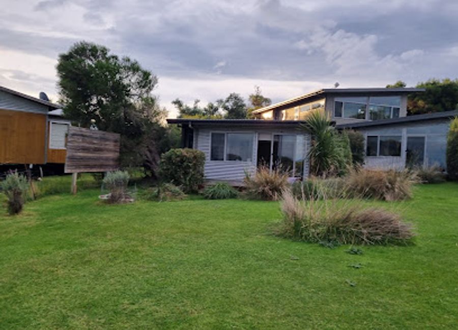 Discover unparalleled beauty and comfort at Eagle Peaks in Freycinet National Park - your ultimate Tasmanian getaway.