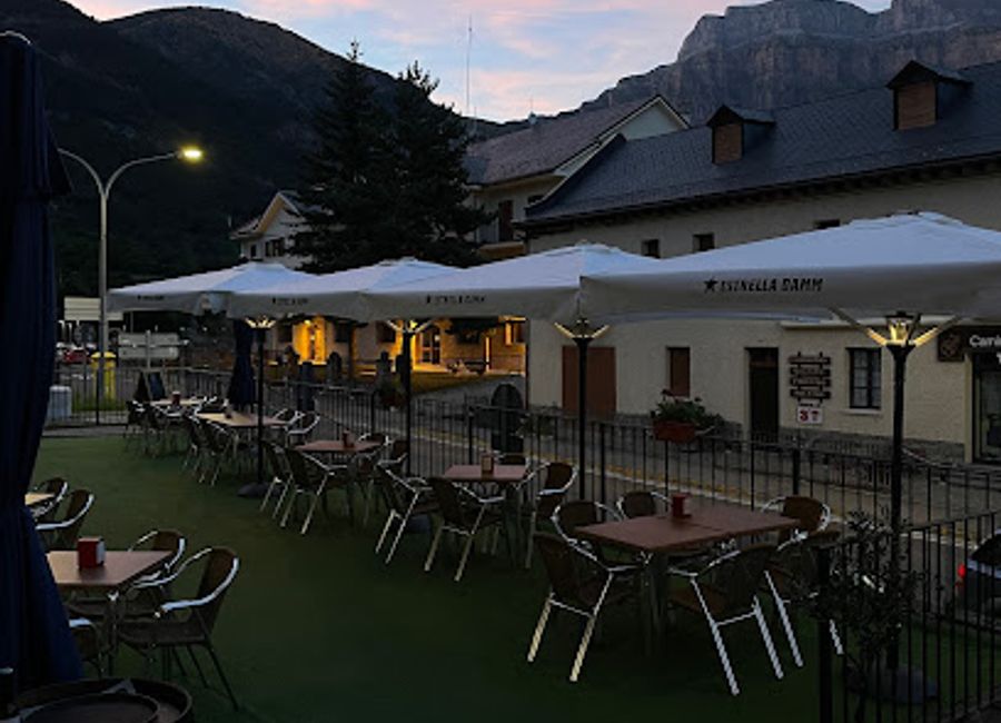 Discover exquisite grilled cuisine amidst breathtaking mountain scenery at La Terraza Mondarruego in Torla-Ordesa.