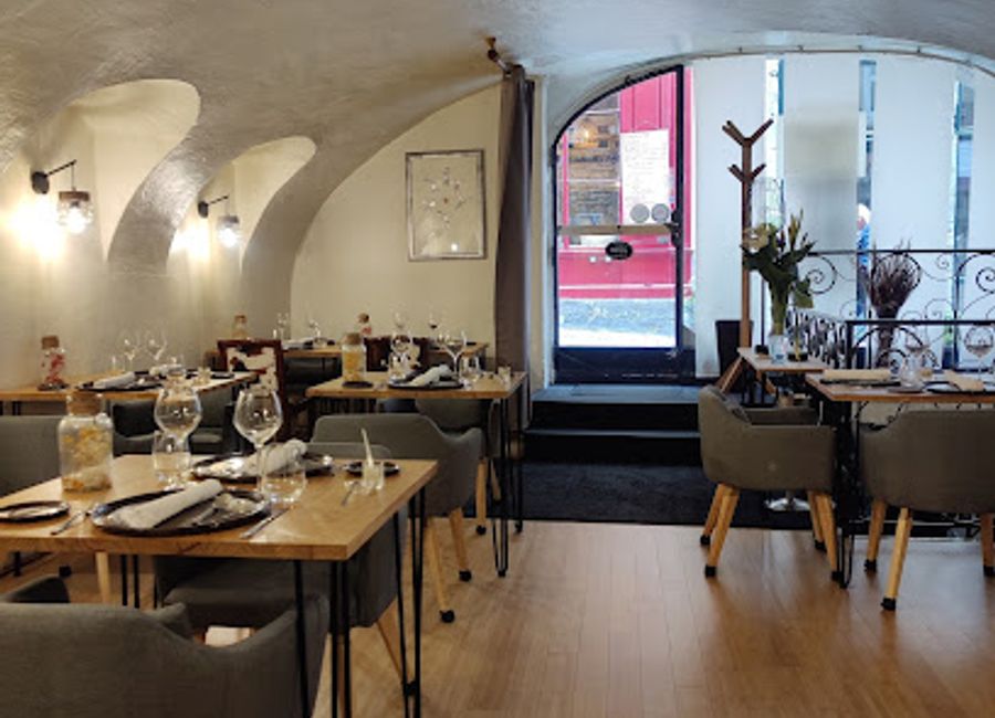 Experience authentic French cuisine at Le Bœuf d'Argent in Lyon – where tradition meets taste in an unforgettable dining setting.