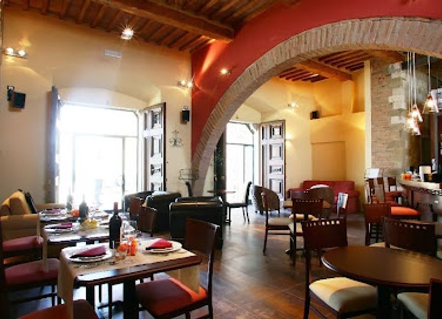 Discover E Lucevan le Stelle: A delightful wine bar bistro in Montepulciano offering exquisite Tuscan cuisine and enchanting live jazz music.