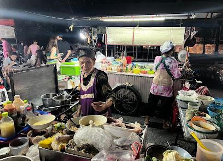 Experience the vibrant street food scene in Chiang Mai with guided tours showcasing authentic local cuisine and cultural insights.