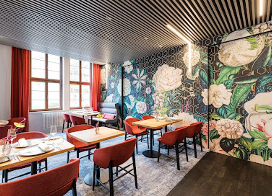 Experience exceptional dining at Restaurant Michaelis in Leipzig, where traditional flavors meet modern cuisine in an elegant atmosphere.