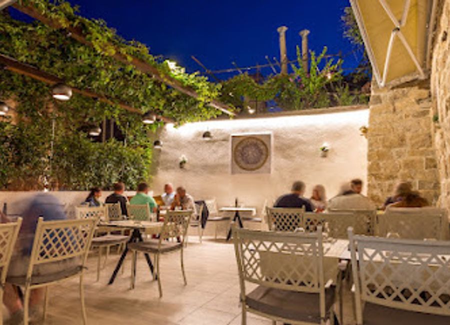 Experience exquisite seafood and Croatian cuisine at Zlatna Školjka in Hvar – where every meal is a celebration of flavor.