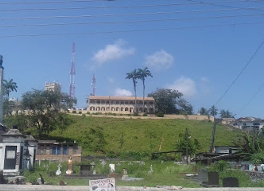 Discover authentic Ghanaian grilled cuisine at Pat Spot in Elmina – where every bite tells a story!