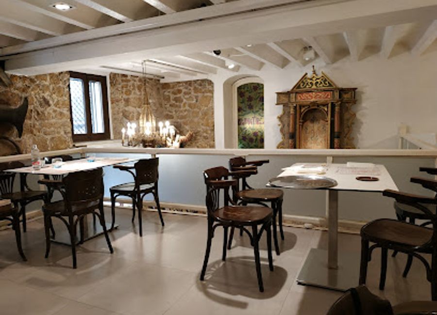 Discover authentic Mediterranean flavors at El Galliner de l'Antiquari in Tarragona - where culinary tradition meets modern flair.