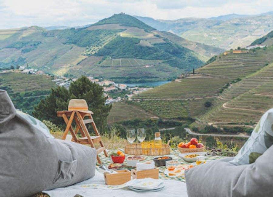 Discover Casa do Arco in the Douro Valley for an unforgettable dining experience with stunning views and authentic Portuguese flavors.