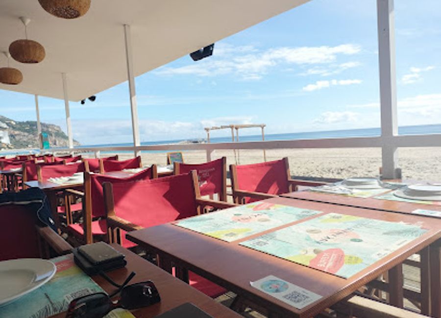 Experience delightful cuisine and stunning ocean views at Aukanaii Beach Bar in beautiful Sesimbra.