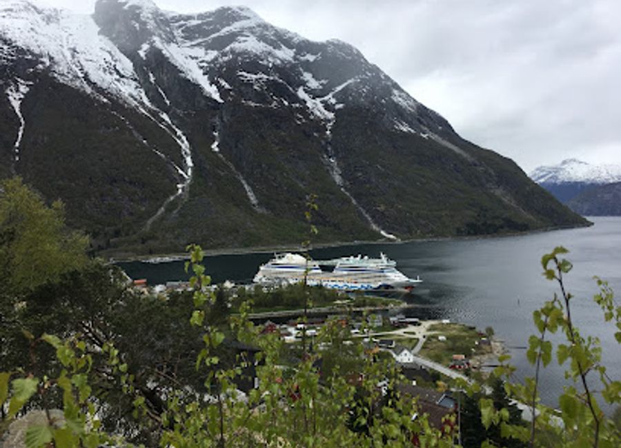 Discover Stigstuv Turisthytte: A picturesque restaurant and cottage in Eidfjord offering authentic Norwegian cuisine amidst stunning landscapes.