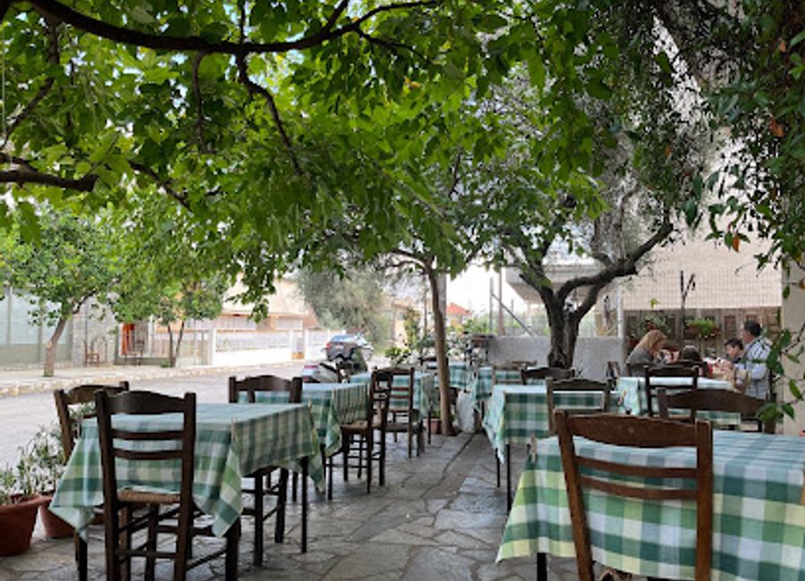 Experience authentic Greek cuisine at En Chatipi in Sparti - where every meal is a celebration of flavor and tradition.