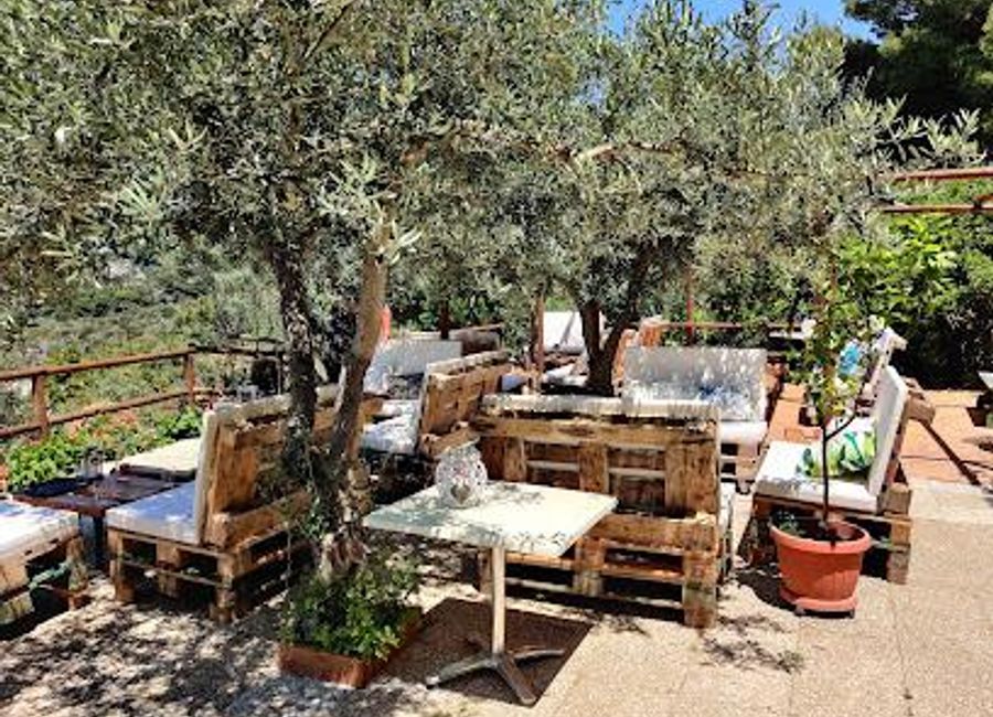 Discover authentic Italian flavors at Da Emilia alla Curtiglia in Anacapri, where fresh seafood meets traditional recipes.