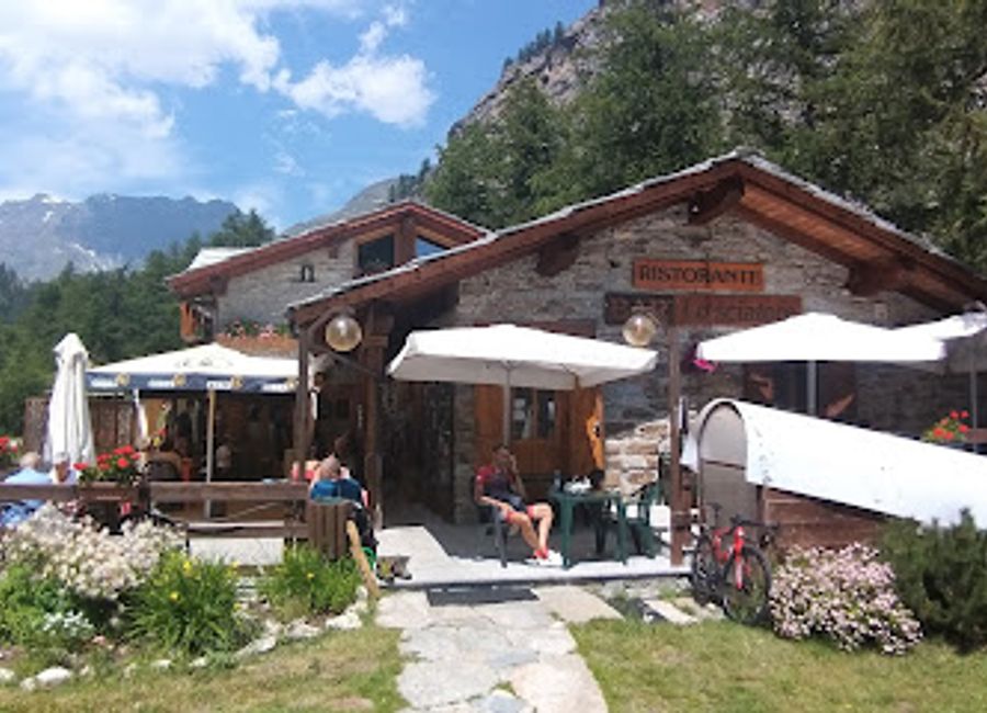 Discover authentic Italian flavors at Lo Sciatore Ristorante Bar amidst breathtaking views in Ceresole Reale.