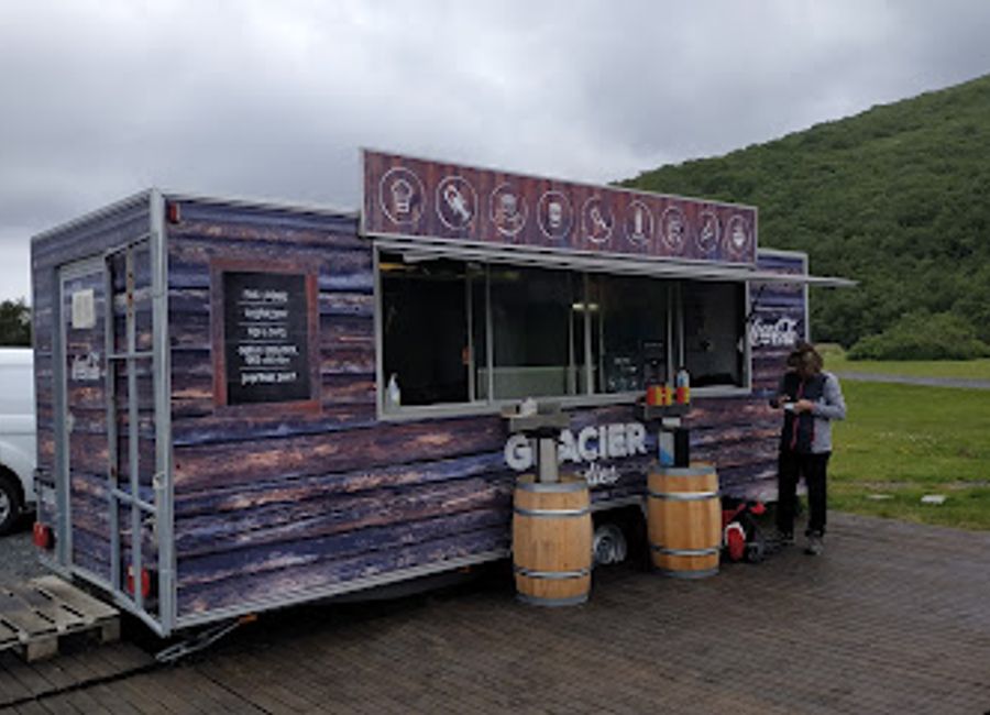 Experience quick and delicious fast food at Glacier Goodies in Skaftafell – perfect for adventurers exploring Iceland's stunning landscapes.