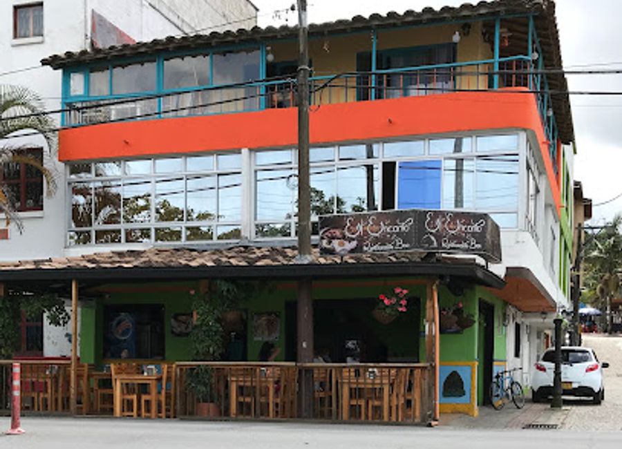 Discover exquisite Colombian cuisine at El Encanto in Guatapé, where local flavors meet stunning views in an inviting atmosphere.