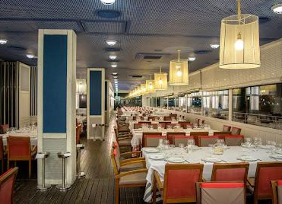 Savor the best seafood in Barcelona at Barceloneta: where Mediterranean flavors meet breathtaking harbor views.