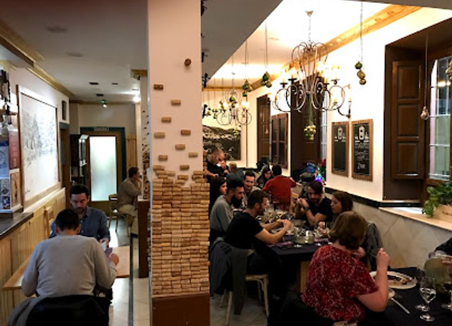 Discover El Mercader in Granada's Albaicín district for authentic Andalusian cuisine in a charming setting.