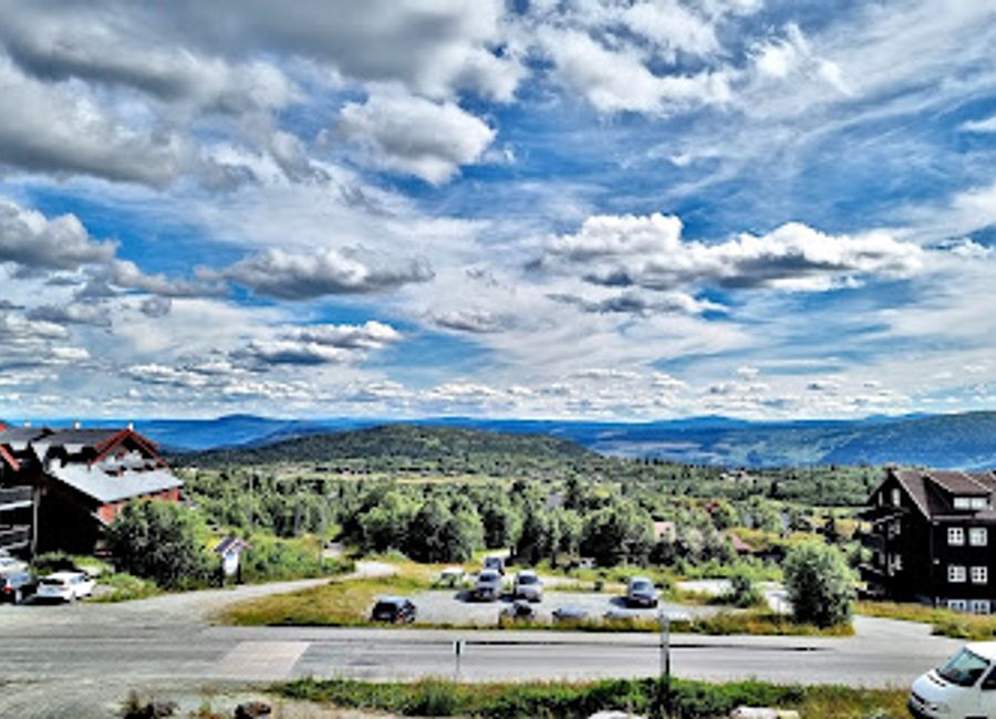 Experience mouthwatering steaks and warm hospitality at Steaks & Bones - Huset in Beitostølen – perfect for food lovers and adventure seekers alike.