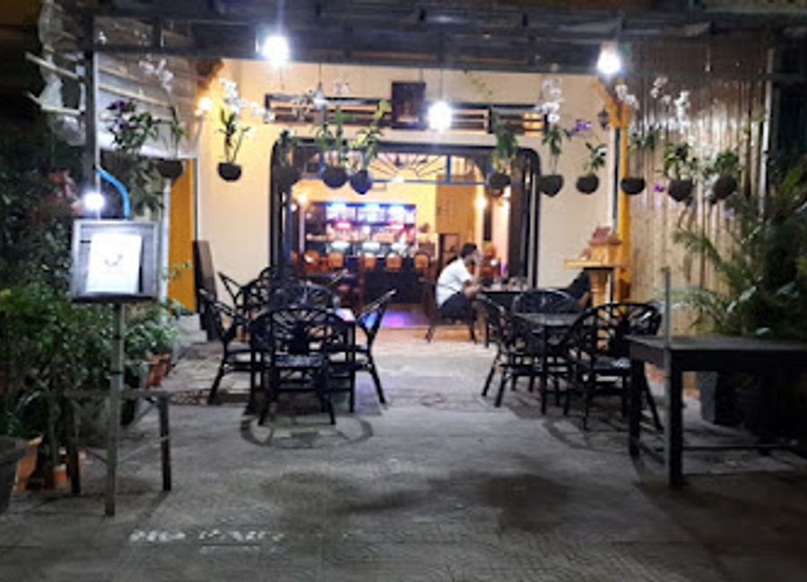 Discover culinary excellence at Vanna Restaurant & Bar in Krong Kampot – where local flavors meet international flair.