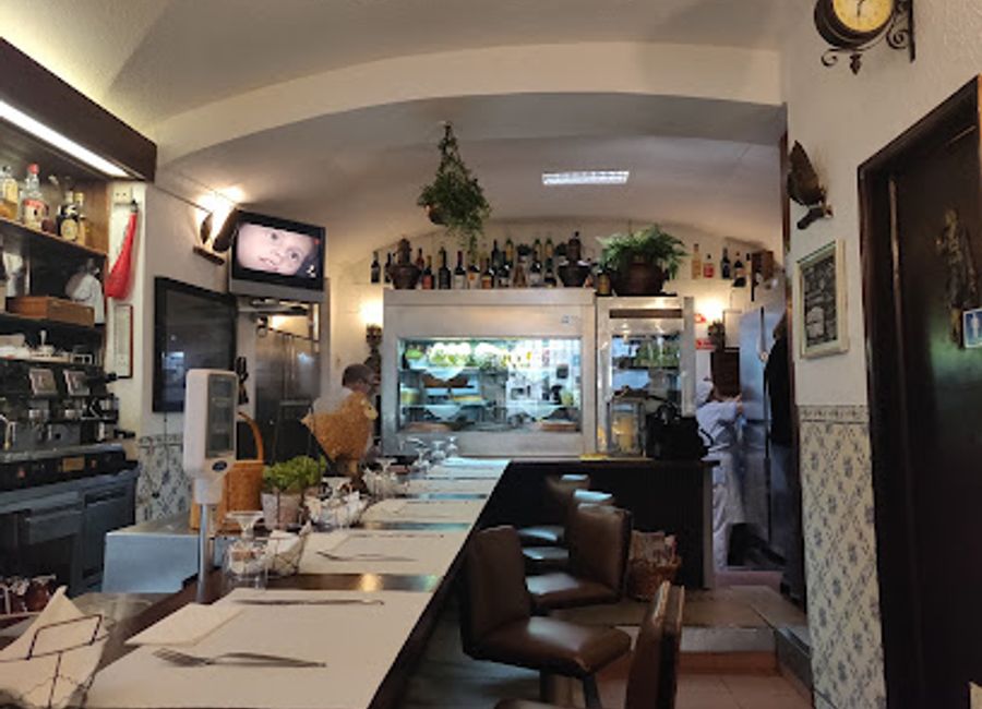 Discover A Choupana in Évora for authentic Portuguese cuisine featuring fresh local ingredients in a charming atmosphere.