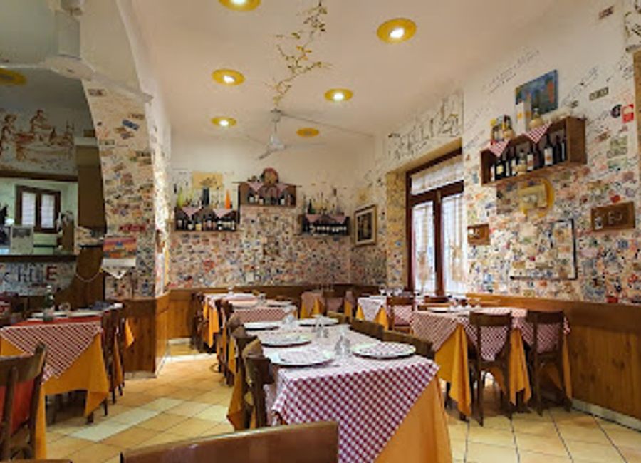 Discover authentic Italian flavors at La Forchetta d'Oro, where Roman culinary traditions meet a warm and inviting atmosphere.