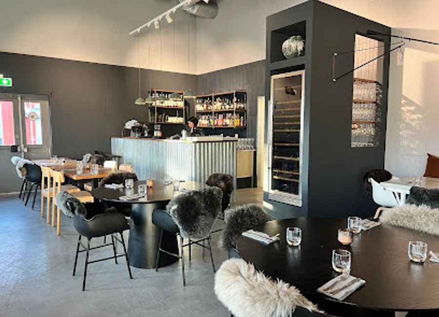 Discover Makalaus in Leknes - where Italian charm meets Norwegian freshness in every delicious bite.