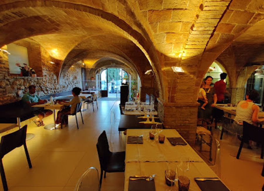 Experience authentic Tuscan cuisine in San Gimignano's enchanting atmosphere at Le Vecchie Mura.