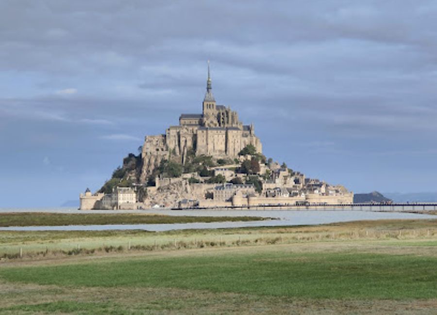 Discover exquisite French cuisine at Le Tripot in Mont Saint-Michel, where every dish tells a story of tradition and flavor.