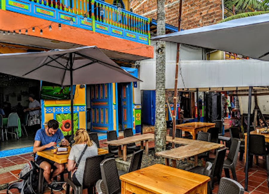 Discover delicious Colombian cuisine with breathtaking views at El Castillo Guatapé – a must-visit dining destination in Antioquia.