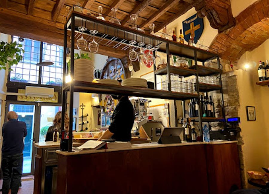 Experience the true flavors of Tuscany at Vini e Vecchi Sapori, where authentic Italian cuisine meets warm hospitality in the heart of Florence.