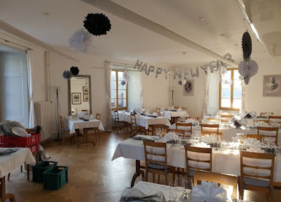 Experience exquisite Swiss cuisine amidst breathtaking views of Rhine Falls at Castle Worth – where history meets flavor.