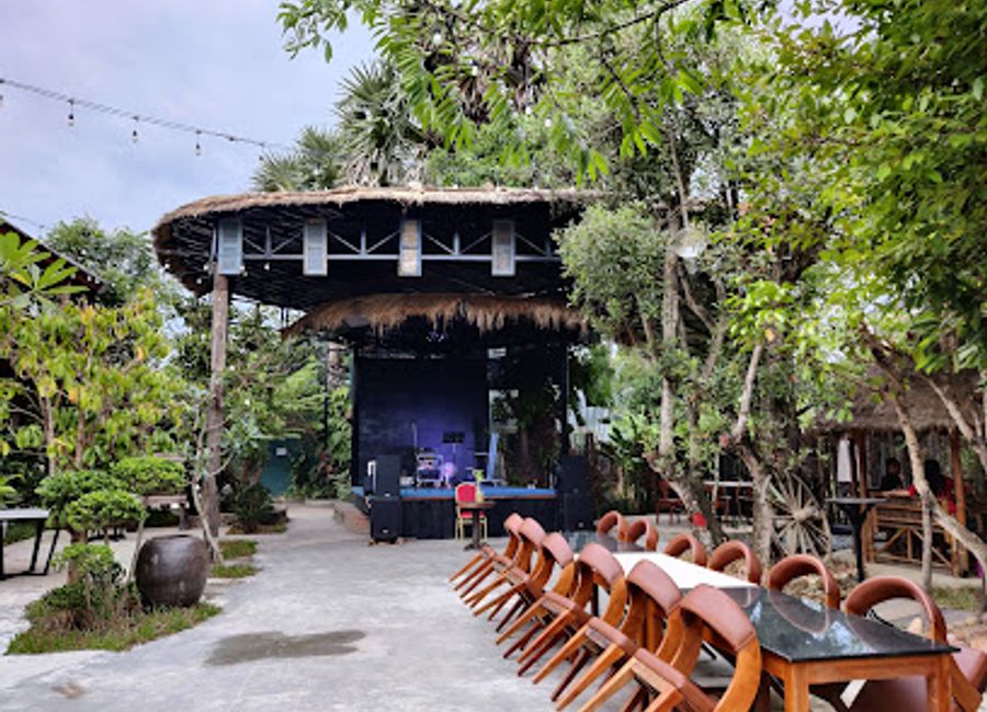 Discover Phum Krang Garden: A serene restaurant in Kampot offering authentic Cambodian cuisine amidst lush gardens.