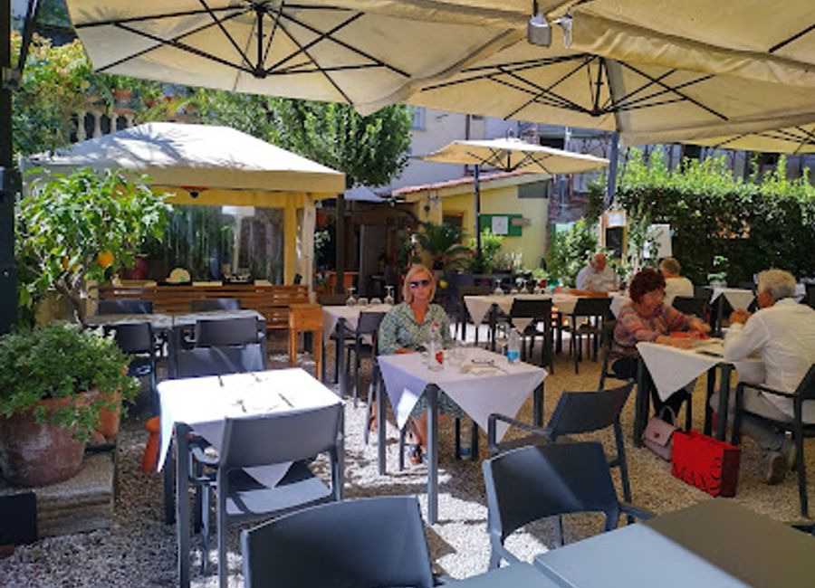 Discover Trattoria Canuleia in Lucca for an unforgettable dining experience featuring authentic Italian cuisine and fresh seafood.