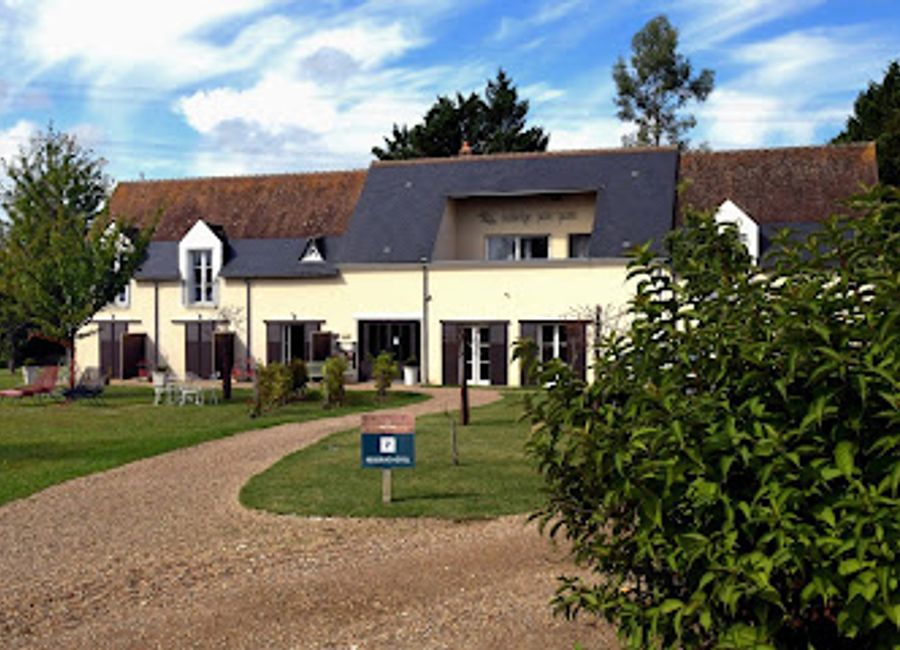 Experience exquisite French cuisine at Auberge Pom'Poire in Azay-le-Rideau—a perfect blend of fine dining and cozy hospitality.