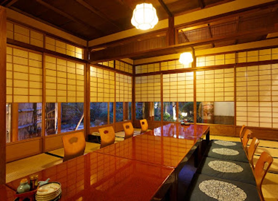 Experience the artistry of Kaiseki dining at Yasakadori Enraku in Kyoto – where tradition meets culinary excellence.