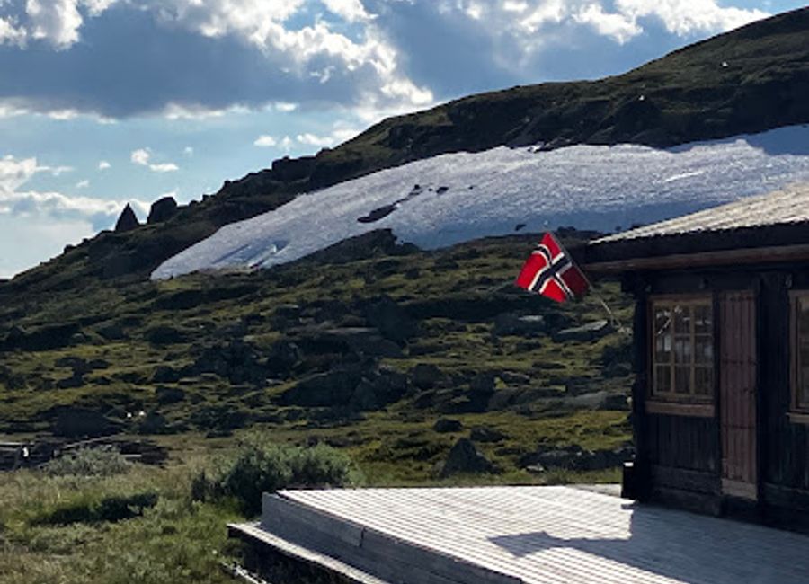 Discover Lægreid Høyfjellsseter: A top-rated burger restaurant set against Norway's stunning mountain backdrop.