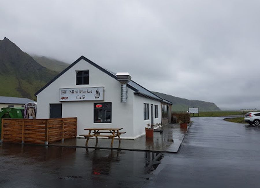 Experience authentic Icelandic cuisine and artisanal coffee at Heimamenn in Hvolsvöllur – your go-to spot for delightful meals and cozy ambiance.