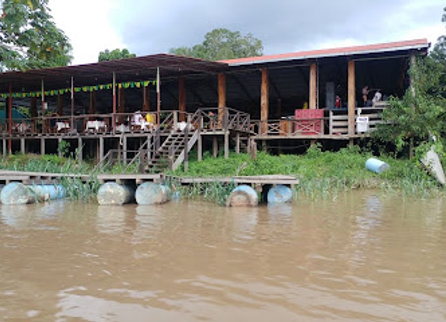 Experience authentic Peruvian flavors at Restaurante MOSHE in Puerto Maldonado - a must-visit culinary destination for travelers.