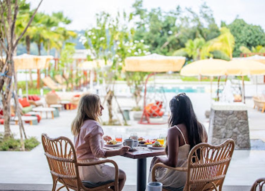 Discover Avocet in Mahé: A culinary oasis blending French finesse and Creole zest amid breathtaking coastal scenery.