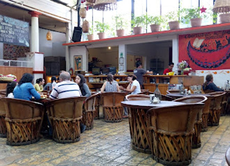 Experience authentic Mexican cuisine in a cozy atmosphere at TierrAdentro Restaurante in San Cristóbal de las Casas.