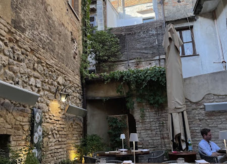 Experience exquisite Italian cuisine at Cum Quibus in San Gimignano, where tradition meets innovation in every delectable dish.